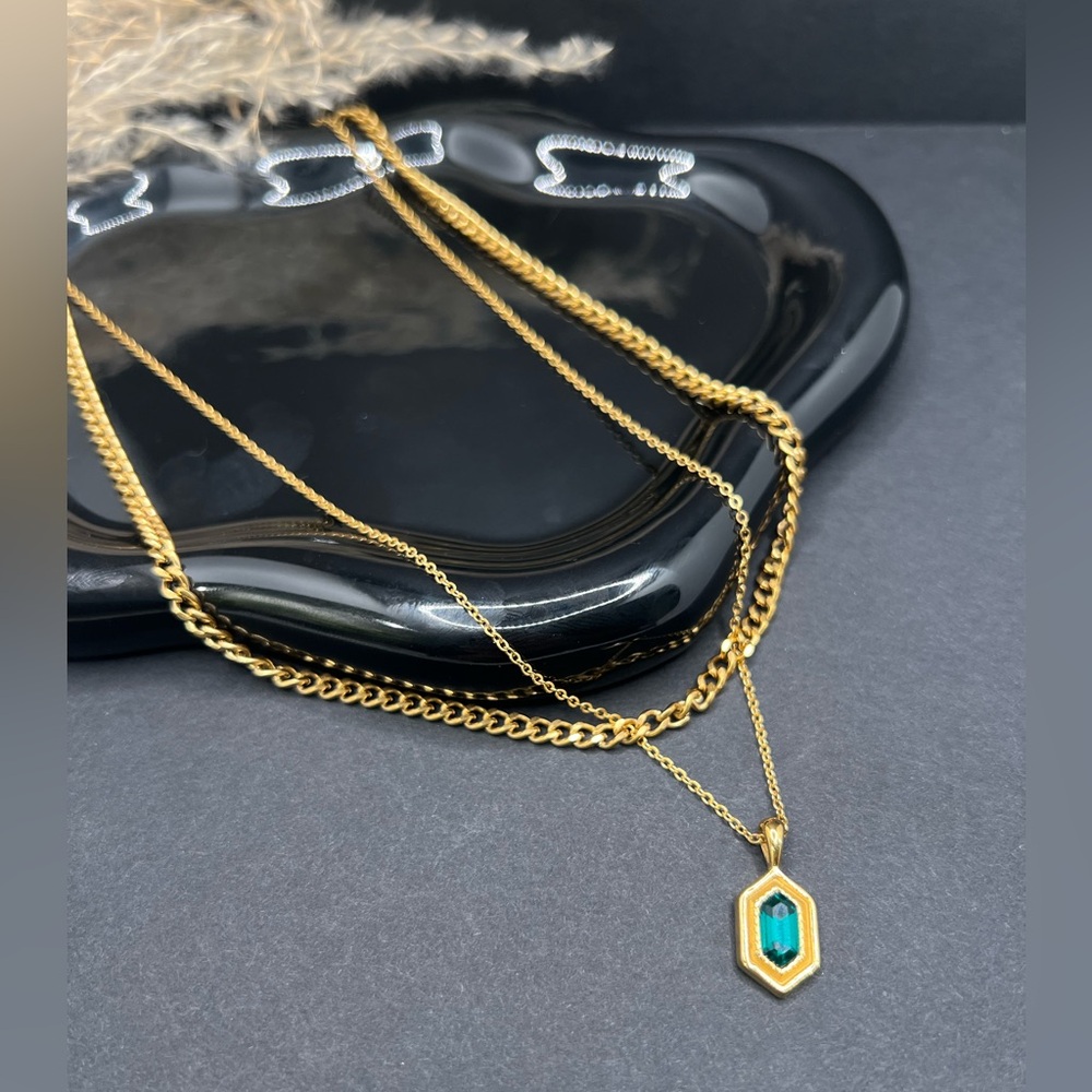 NEW 18K GOLD PLATED LUX SET “EMERALD AURA” – LAYERED PENDANT + CUBAN CHAIN - Picture 3 of 3